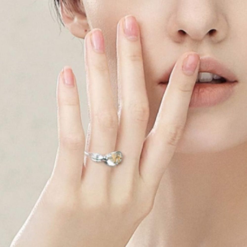 Elegant Silver Ring with Bird and Gold Details - Picture 4 of 5